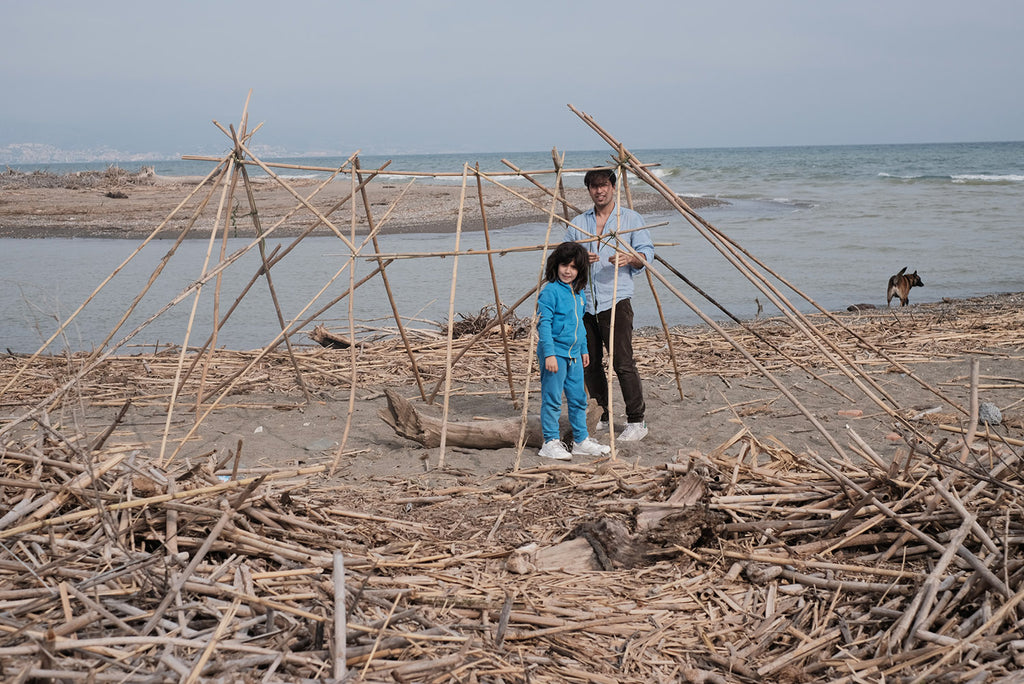 Con cañas y hojas de palmera